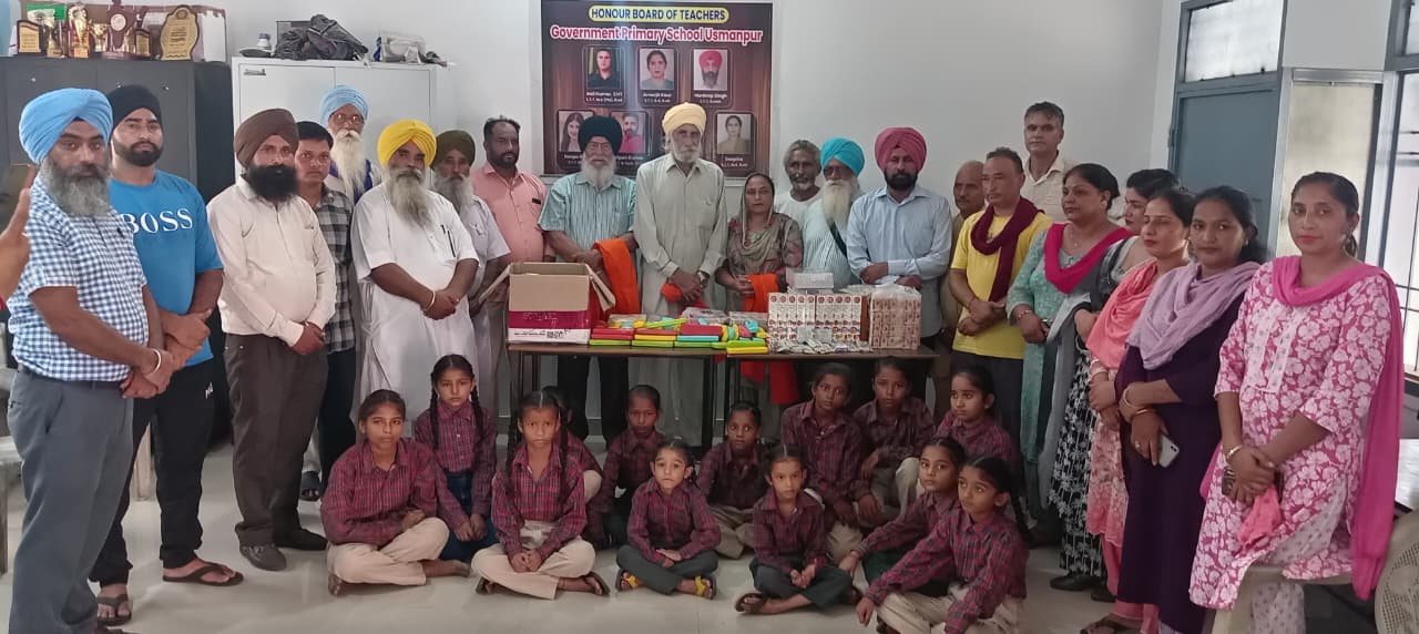School children were presented with materials in memory of Mahendra Singh Usmanpur.